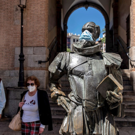 18/05/2020.- Vista de la estatua de Miguel de Cervantes con una mascarilla, este lunes en Toledo. / EFE - ISMAEL HERRERO