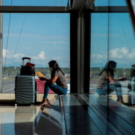 Una pasajera aguarda en la Terminal 4 del aeropuerto Adolfo Suárez Madrid Barajas. EFE/Rodrigo Jiménez/Archivo