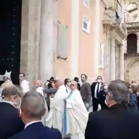 Momento en el que la Virgen sale a la puerta de la basílica, pese al estado de alarma.