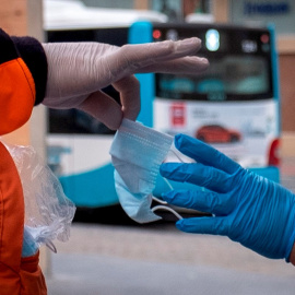 Imagen de archivo del reparto de mascarillas a la población. EFE/Julián Pérez