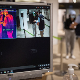24/06/2020.- Pantallas térmicas y visual de los pasajeros en el interior del aeropuerto de San Pablo en Sevilla. / EFE - JOSÉ MANUEL VIDAL