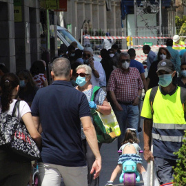 Varias personas pasean este viernes por una calle de Ceuta. Las autoridades sanitarias de Ceuta han mostrado su "preocupación" por la situación epidemiológica de la ciudad que podría hacer no sólo que no se avance de fase -actualmente está 
