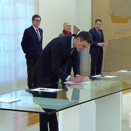 Captura de la señal institucional de Moncloa que muestra al presidente del Gobierno Pedro Sánchez durante la firma, este lunes, con los líderes de las patronales CEOE y Cepyme y de los sindicatos UGT y CCOO del pacto que alcanzaron la pasad