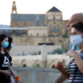 21/05/2020.- Ciudadanos protegidos con mascarillas pasean por las inmediaciones de la Mezquita y la Catedral de Córdoba. / EFE