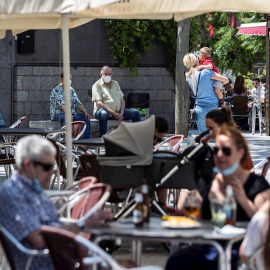 GRAF916. ALPEDRETE (MADRID), 25/05/2020.- Varias personas disfrutan de una terraza en Alpedrete, en la sierra madrileña, lugar a donde muchas familias madrileñas se desplazan por tener allá su segunda residencia, al pasar hoy lunes 25 de ma