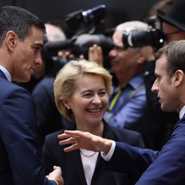 El presidente del Gobierno, Pedro Sánchez, con la presidenta de la Comisión Europea, Ursula Von der Leyen, y el presidente francés, Emmanuel Macron, a su llegada para la cumbre de la UE celebrada en Bruselas en octubre dee 2019, AFP/John Th