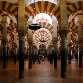 Un hombre, con un carrito de niño, visita la Mezquita de Córdoba, en su reapertura tras el cierre por la emergencia sanitaria durante la pandemia por coronavirus. REUTERS/Jon Nazca