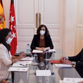 La presidenta de la Comunidad de Madrid Isabel Díaz Ayuso, junto con el vicepresidente Ignacio Aguado y la diputada de Vox Rocío Monasterio./Victor Lerena  (EFE)