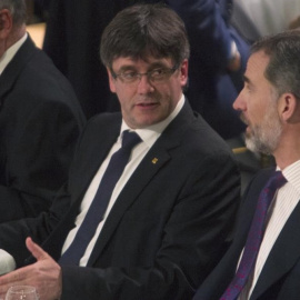 Imagen de un encuentro entre Felipe VI y Puigdemont. EFE
