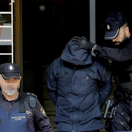 El autor confeso del crimen de Manuel, Jorge Ignacio P. a su salida de los juzgados de Alzira conducido por la Policía Nacional para prestar declaración ante el Juzgado de Instrucción número 6.EFE/ Manuel Bruque