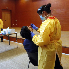 Un sanitari fa una prova PCR a un veí del barri de Balàfia de Lleida en el marc del cribratge massiu per trobar asimptomàtics de la Covid-19. Oriol Bosch | ACN