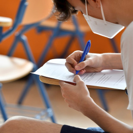 Alumnos de secundaria del I.E.S. Maestro Padilla de Almería realizan los exámenes de recuperación de septiembre, cumpliendo las medidas higiénicas impuestas por motivo de la covid-19. /EFE / Carlos Barba