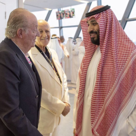 El rey Juan Carlos I junto al príncipe heredero de Arabia Saudí, Mohamed bien Salmán, en 2018. Poco después del brutal asesinato del periodista Yamal Khashoggi dentro del consulado de dicho país en Estambul.