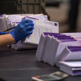 Un voluntario procesa las papeletas por correo antes del día de las elecciones en Houston, Texas.
