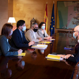 El equipo de ERC designado para la negociación de los presupuestos general del Estado para 2021 formado por Pilar Valluguera (4i), Joan Margall Sastre (3i), Gabriel Rufián (2i) y Carolina Telechea (i) se reúne con la ministra de Hacienda, M