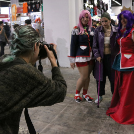 Un grup de noies disfressades de personatges d'anime fent-se una fotografia a la 24a edició del Saló del Manga de Barcelona, el 2018. ANDREA ZAMORANO / ACN