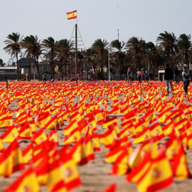 Una playa de Valencia amanece con 53.000 banderas por las víctimas de covid / EFE
