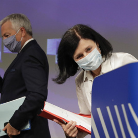 La comisaria de Valores y Transparencia, Vera Jourova, y el comisario de Justicia, Didier Reynders, tras una conferencia de prensa durante el Informe Anual sobre el Estado de Derecho de 2020. - AFP