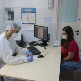Un gestor covid que treballa en el CAP de Roses en una entrevista amb una sospitosa de tenir el virus. Gerard Vilà | ACN