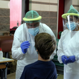Un dels equips mòbils extreuen mostres per a PCR a l'escola Bell-lloc de Girona. Marina López | ACN