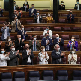 17/12/2020.- Aplausos de los diputados del PSOE a la diputada Maria Luisa Carcedo, tras la aprobación este jueves en el pleno del Congreso de la proposición de ley que regulará la eutanasia. EFE/Kiko Huesca