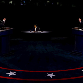 22/10/2020.-  El candidato demócrata, Joe Biden, y el presidente de EEUU, Donad Trump, durante el último debate antes de las elecciones. / EFE