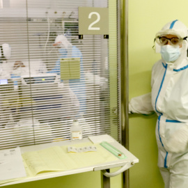 Diversos sanitaris treballen amb un pacient amb Covid-19 a l'UCI de l'Hospital de Mataró, el 19 d'octubre de 2020. Jordi Pujolar | ACN