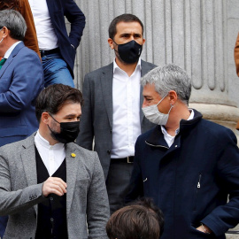 25/11/2020.- El portavoz de ERC Gabriel Rufián (i), y el portavoz de EH Bildu, Oskar Matute (d), hoy miércoles en el Congreso de los Diputados, durante el minuto de silencio el día que se celebra en todo el mundo el "Día Internacional de la