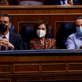 11/11/2020.- El presidente del Gobierno, Pedro Sánchez (i), junto con la vicepresidenta primera Carmen Calvo (c) y el vicepresidente segundo, Pablo Iglesias (d) durante el pleno del Congreso este miércoles donde se debaten las enmiendas al 