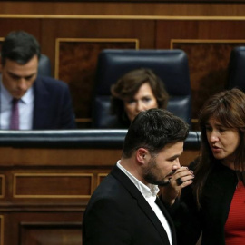 Conversa entre Laura Borràs i Gabriel Rufián al Congrés dels Diputats. EFE / Emilio Naranjo