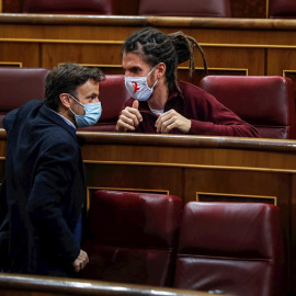 01/12/2020. El diputado de En Comú Podem Jaune Asens (i) conversa con el diputado de Unidas Podemos Alberto Rodríguez durante el pleno del Congreso de este martes en el que el proyecto de Presupuestos de 2021 continúa su tramitación de enmi