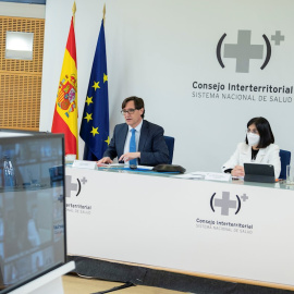 El ministro de Sanidad, Salvador Illa (i), preside por videoconferencia, junto con la ministra de Política Territorial y Función Pública, Carolina Darias (d), la reunión del Consejo Interterritorial del Sistema Nacional de Salud, este lunes