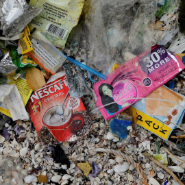 Un sobre de Nescafé y restos de basura en una playa de Filipinas. REUTERS/Eloisa Lopez
