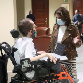 El portavoz de Unidas Podemos en el Congreso, Pablo Echenique, charla con la portavoz del PSOE, Adriana Lastra, antes de la celebración de la Junta de Portavoces en la Sala Mariana Pineda de la Cámara Baja, en Madrid (España), a 11 de novie