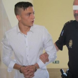 El más joven de los acusados llegando al juzgado.