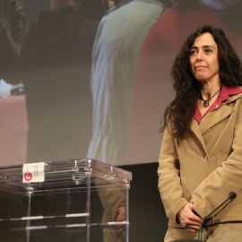 Mònica Roca, al costat d'una urna, en el ple per l'elecció de la presidència de la Cambra de Comerç de Barcelona.