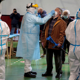 Sanitarios realizan pruebas PCR