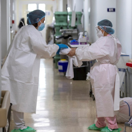 Personal sanitario protegido con EPIs en la planta covid del Hospital Universitario de Álava -Txagorritxu.