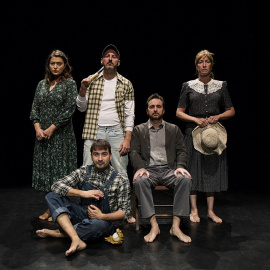 Elenco de actores de 'Bajo el polvo'.