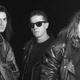 Imagen de los componentes de Héroes del Silencio.