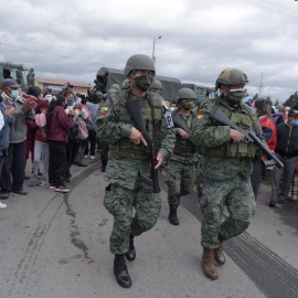 Soldados fuera de la prisión Cotopaxi 1 tras los motines en ese centro de Latacunga, Ecuador.