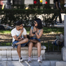 La Comunidad no se plantea "de momento" ni la vuelta a las mascarillas en el exterior ni toque de queda