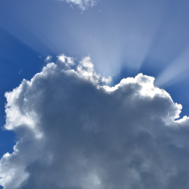 Cielo despejado con alguna nube.