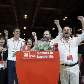 De izquierda a derecha, Oscar Puente, Cristina Narbona, Pedro Sánchez, Adriana Lastra, José Luis Abalos, José Luis Rodríguez Gómez de Celis y Carmen Calvo, durante el acto de clausura del Congreso Federal del PSOE. /EFE