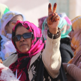 Una mujer saharaui hace el saludo típico de la región en Tifafiti, ciudad liberada del Sáhara Occidental. JOSE CARMONA.