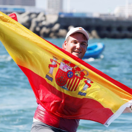 Joan Cardona Méndez celebra el bronce en la clase finn durante los eventos de vela de los Juegos Olímpicos de Tokio 2020 en Enoshima, Japón, 03 de agosto de 2021
