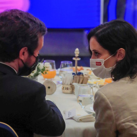 15/06/2021.- El presidente del Partido Popular, Pablo Casado (i) conversa con la presidenta en funciones de la Comunidad de Madrid, Isabel Díaz Ayuso (d) durante la intervención del alcalde de Madrid, José Luis Martínez-Almeida (no en la im