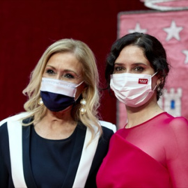 La expresidenta de la Comunidad de Madrid, Cristina Cifuentes (i) y la presidenta de la Comunidad de Madrid, Isabel Díaz Ayuso (d), posan en el acto de toma de su posesión, en la Real Casa de Correos de la Puerta del Sol, a 19 de junio de 2