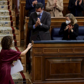 03/11/2021.- La ministra de Hacienda, María Jesús Montero (i) es aplaudida por el presidente del Gobierno, Pedro Sánchez (3d) la ministra de Economía, Nadia Calviño (2d) y el ministra de Trabajo, Yolanda Díaz (d) tras su intervención en el 