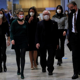 El titular de Universidades, Manuel Castells (c), acompañado por la vicepresidenta segunda y ministra de Trabajo y Economía Social, Yolanda Díaz (2-i), traspasará su cartera a su sucesor, el catedrático Joan Subirats (d), este lunes durante